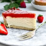 Sernik na jogurcie z musem truskawkowym