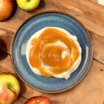 na talerzyku znajduje się jogurt, a na nim mus jabłkowy