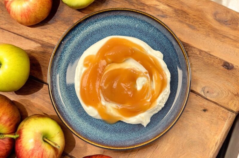 na talerzyku znajduje się jogurt, a na nim mus jabłkowy
