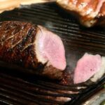 pierś kaczki z grilla świeżo po upieczeniu krojona w plastry