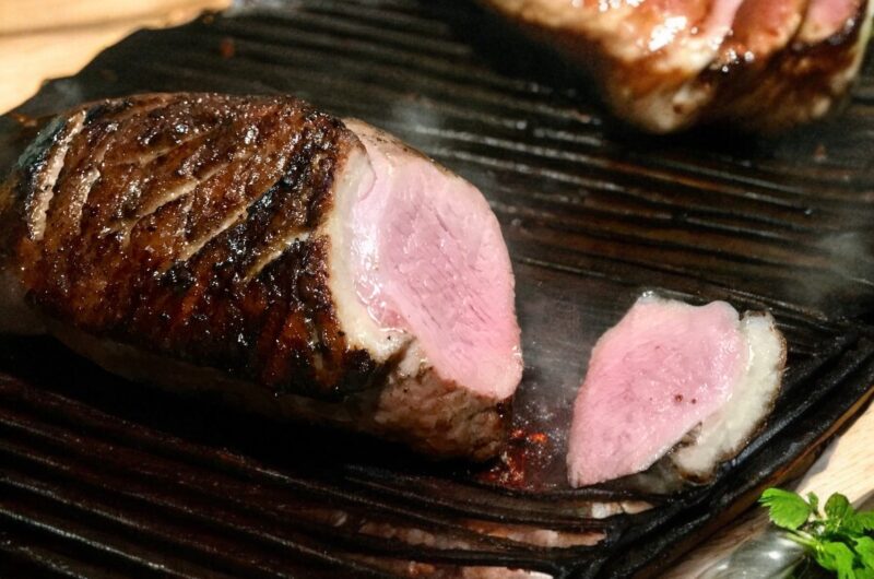 pierś kaczki z grilla świeżo po upieczeniu krojona w plastry