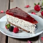 sernik chia z musem owocowym kawałek na talerzu obok świeże maliny i borówki