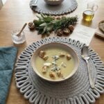 zupa krem z selera naciowego podana w misce razem z grzankami oraz kawałkami sera pleśniowego