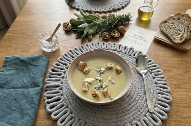 zupa krem z selera naciowego podana w misce razem z grzankami oraz kawałkami sera pleśniowego