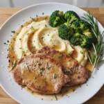 Polędwiczki wieprzowe z rozmarynem smażyć należy na oliwie i maśle, aby wydobyć z mięsa jego delikatność i smak. Podane na puree ziemniaczanym tworzą niepowtarzalny w smaku obiad idealny.