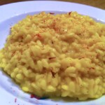 Risotto alla milanese to klasyczne danie z regionu Lombardia we Włoszech. Przygotowuje się je przesmażając krótko na białym winie ryż i drobno siekaną szalotkę. Duszony ryż z dodatkiem szafranu nabiera kremowej konsystencji.