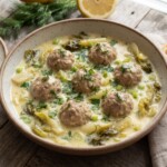Klopsy wieprzowe przyrządzone z mięsa mielonego tradycyjnie doprawionego, formowane w klopsy, a następnie gotowane w bulionie razem z dymką i sałatą rzymską podawane w sosie.