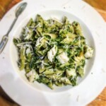 Makaron z dorszem pieczonym podany w aromatycznym sosie szpinakowym z dodatkiem czosnku i sera pleśniowego.