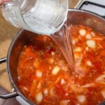 zupa fasolowa na boczku prowansalska w trakcie przygotowania