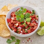 Salsa pomidorowa przygotowana z drobno pokrojonych dojrzałych pomidorów, papryczki jalapeno, czerwonej cebuli, dymki i świeżej kolendry skropionych obficie sokiem z limonki.