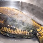 tuszka z karpia zalewana jest wrzątkiem w zlewie