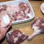 nacieranie kaczych nóg solą przed confitowaniem