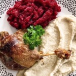 confit z kaczki podane na talerzu