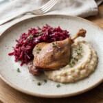 confit z kaczki podane na talerzu