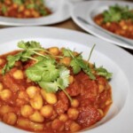 na talerzu jest ciecierzyca po indyjsku w gęstym sosie pomidorowym