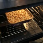 ciasto z malinami i kokosem z kruszonką na wierzchu piecze się w piekarniku