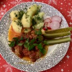 cielęcina bez kości duszona z fenkułem na talerzu