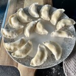 pierogi ruskie domowe na talerzu