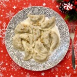 pierogi z gęsiną i kaszą gryczaną na talerzu