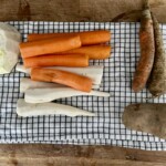 warzywa korzeniowe obrane leżą na desce kuchennej