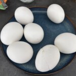 ugotowane jajka na talerzyku