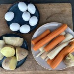 warzywa korzeniowe obrane leżą na desce kuchennej