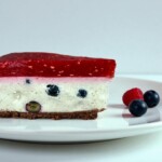 sernik kokosowy z borówkami i musem malinowym