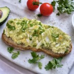 smarowidło do chleba z jajka i awokado na kromce chleba