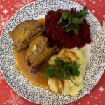 żeberka wieprzowe duszone w sosie paprykowym na talerzu z puree ziemniaczanym i buraczkami na ciepło