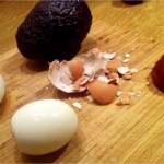 awokado faszerowane krewetkami i jajkiem gotowanym