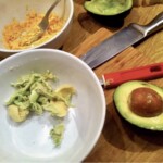 awokado faszerowane krewetkami i jajkiem gotowanym