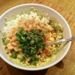 awokado faszerowane krewetkami i jajkiem gotowanym