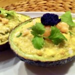 awokado faszerowane krewetkami i jajkiem gotowanym