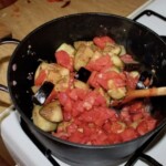 Bakłażan duszony z pomidorami przepis z Krety