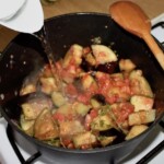 Bakłażan duszony z pomidorami przepis z Krety