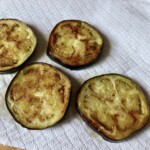 plastry bakłażana przesmażone leżą na ręczniku kuchennym