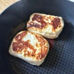 na patelni smażą się dwa plastry sera halloumi
