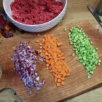 drobno pokrojone warzywa na desce kuchennej