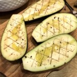 bakłażany przekrojone wzdłuż na połowę