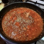 na patelni gotuje się sos boloński