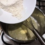 przygotowanie sosu beszamelowego w garnku