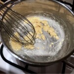 przygotowanie sosu beszamelowego w garnku