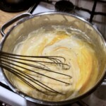 przygotowanie sosu beszamelowego w garnku