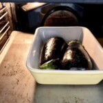 przekrojone wzdłużna połowę bakłażany w piekarniku