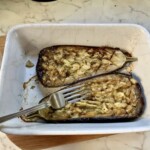 upieczone dwie połówki bakłażana w naczyniu żaroodpornym