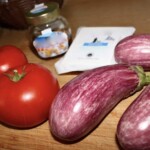 Bakłażan zapiekany z fetą i pomidorami