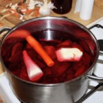 w garnku gotuje się wywar z buraków z warzywami korzeniowymi na barszcz