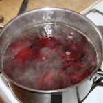 w garnku gotują się buraki czerwone pokrojone w plastry