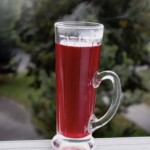 Barszcz czerwony na zakwasie domowym podany w wysokiej szklance