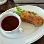 Barszcz czerwony na zakwasie domowym podany z krokietem z mięsem